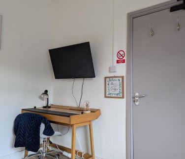 Cwmbrwla Bed & Breakfast | R1 - Bright Quiet Double - City & Beach Access, WIFI, Free Parking - Self Catering