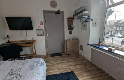 Cwmbrwla Bed & Breakfast | R1 - Bright Quiet Double - City & Beach Access, WIFI, Free Parking - Self Catering