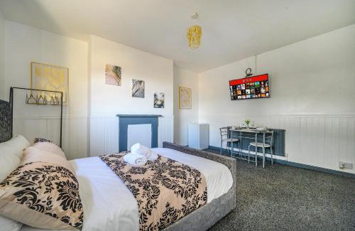 Churwell House | -RA27A- For your relaxed, Cosy stay, Free Parking