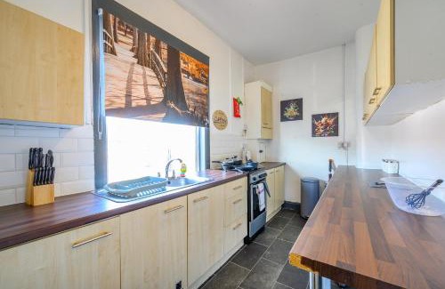 Churwell House | -RA27A- For your relaxed, Cosy stay, Free Parking