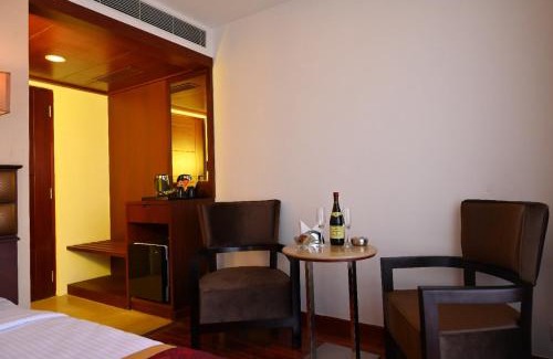 Thoraipakkam Hotel | Raaj Bhaavan Clarks Inn Chennai