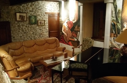Saint-Vincent-de-Mercuze Bed & Breakfast | Rachmaninov room, antique style