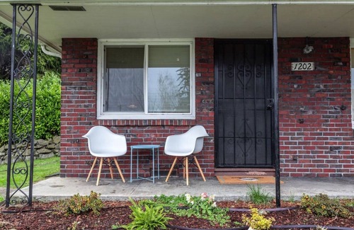 South Tacoma House | ❣️ Rad 1960s 2br. New Inside. Near Downtown Tacoma