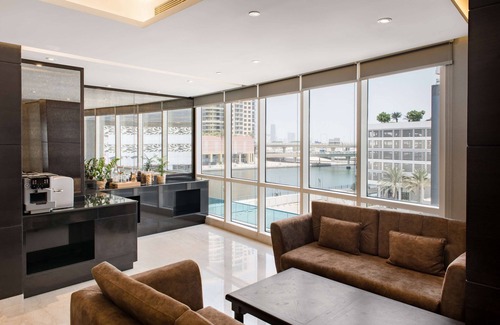 Business Bay Hotel | Radisson Blu Hotel, Dubai Canal View