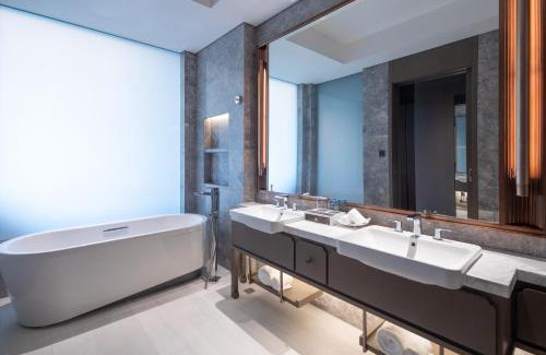 Xinwu District Hotel | Radisson Blu Resort Wetland Park