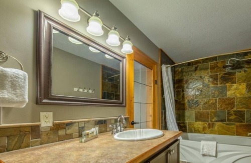 East Kootenay House | Radium 5BR Home | Ping Pong, Foosball, & Gazebo