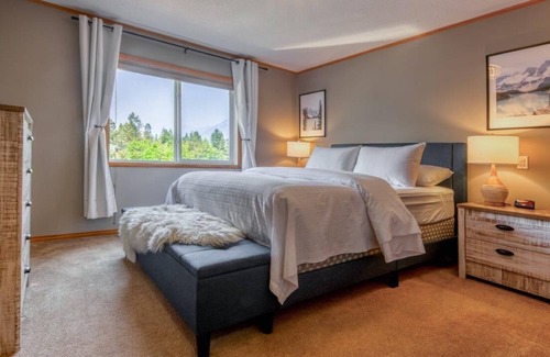 East Kootenay House | Radium 5BR Home | Ping Pong, Foosball, & Gazebo