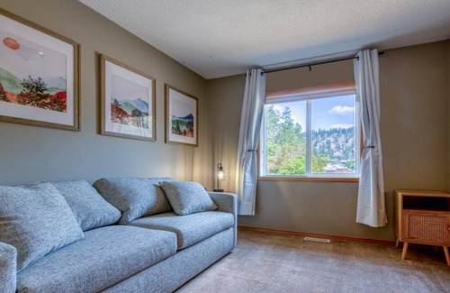 East Kootenay House | Radium 5BR Home | Ping Pong, Foosball, & Gazebo