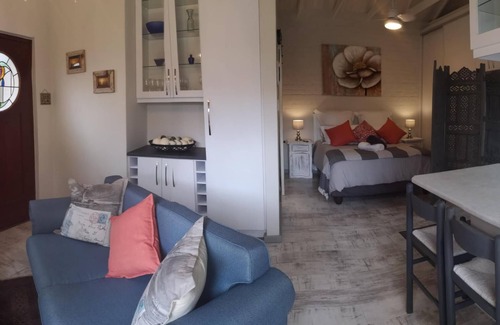 Plumstead Cottage | Rafters Cottage (No Loadshedding) fully equipped garden cottage with parking