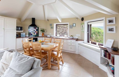 Tralee House | Railway Cottage 2 bedroom house VRBO