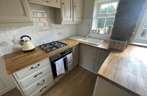 Ripon House | Railway Cottage - Pet friendly with parking