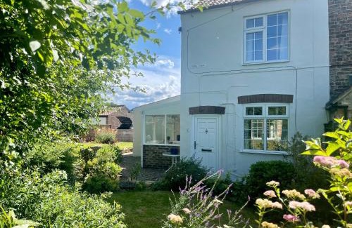 Ripon House | Railway Cottage - Pet friendly with parking