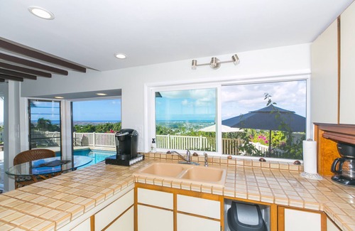 Waimalu Bed & Breakfast | Rainbow Inn. Pearl Harbor View. Great for a quiet get away or bring family.
