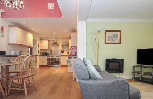 Launceston Cottage | RAINBOWS END, with a garden in Launceston
