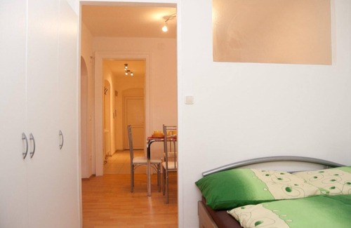 Pressbaum Apartment | Raisa Bright friendly 3-room apartment with garden entrance