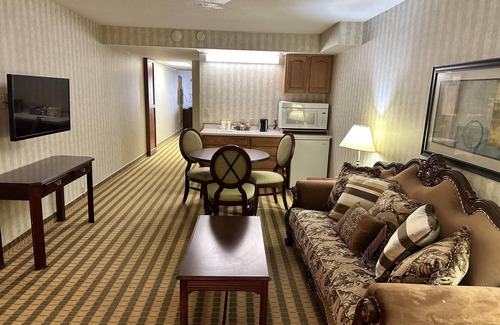 Saginaw Hotel | Ramada by Wyndham Saginaw Hotel & Suites