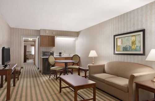Saginaw Hotel | Ramada by Wyndham Saginaw Hotel & Suites