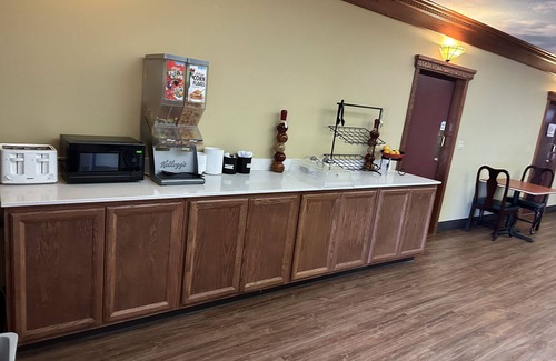Saginaw Hotel | Ramada by Wyndham Saginaw Hotel & Suites