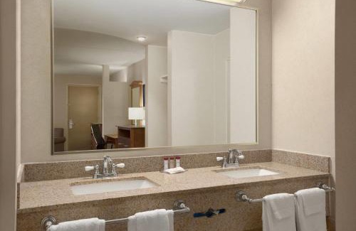Rockville Centre Hotel | Ramada by Wyndham Rockville Centre