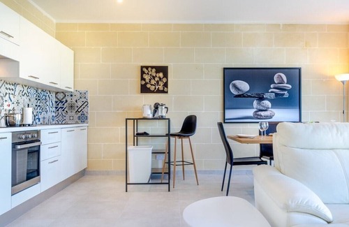 Ggantija Apartment | Ramla views retreat: Hot Tub, pool, 2 min to beach