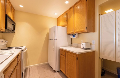 San Diego Country Estates Hotel | Ramona Retreat | 1 King Bed | Pool & Balcony | Free Parking