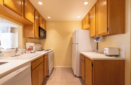 San Diego Country Estates Hotel | Ramona Retreat | 1 King Bed | Pool & Balcony | Free Parking