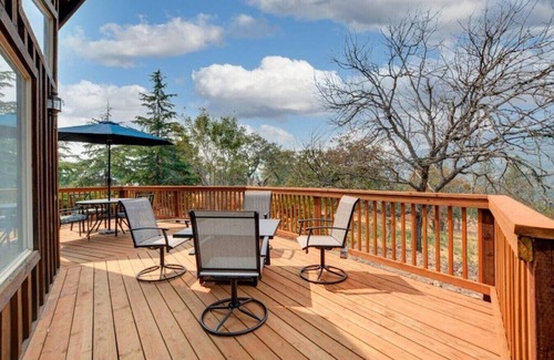 Eagle Point Cabin | Ranch Cabin w/Hot Tub near Medford, OR