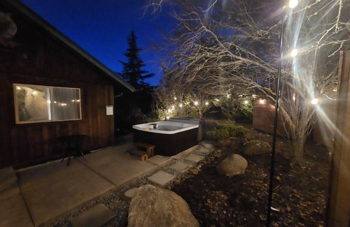 Eagle Point Cabin | Ranch Cabin w/Hot Tub near Medford, OR