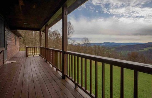 Dryfork House | Ranch Home w/Rolling Hill Views & Hot Tub