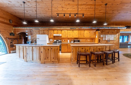 Rapid River House | Rapid River Lodge: Dive into Summer – Swim, Boat, and Relax by the River!