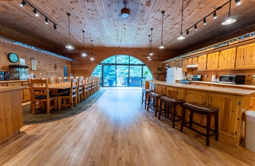Rapid River House | Rapid River Lodge: Dive into Summer – Swim, Boat, and Relax by the River!