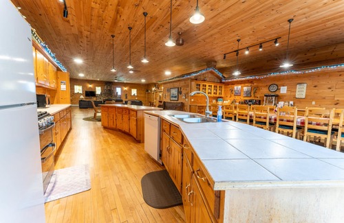 Rapid River House | Rapid River Lodge: Dive into Summer – Swim, Boat, and Relax by the River!