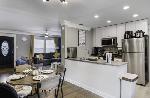 South Arlington House | Rare Exclusive Retreat Private Hot Tub King Bed