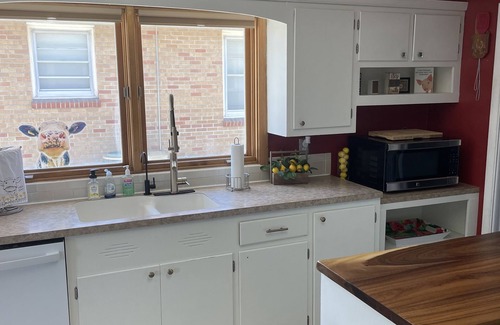Sidney House | RARE FIND! 4BR, 2BA Home W/Deck/Grill/Fireplaces. Pet Friendly w/fenced in BY
