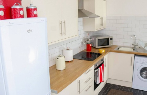 Watford Apartment | Rare-find and Spacious 3 Bed Flat with free parking