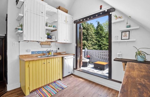 Kitsilano Apartment | Rare find in Kitsilano!