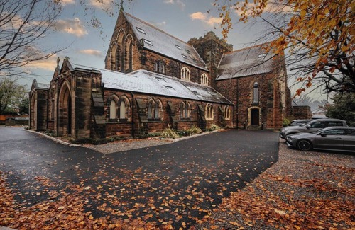 Crosby Apartment | Rare Historic Church | Stained Glass | Parking
