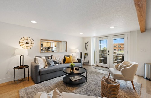 Camas Apartment | Rare Redesign Cozy & Clean Space , Quaint local DT location