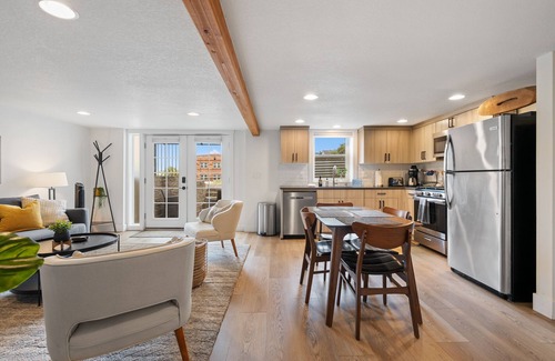 Camas Apartment | Rare Redesign Cozy & Clean Space , Quaint local DT location