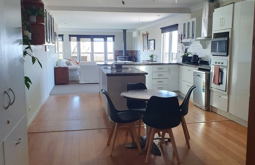 Devils River House | 'Rare Retreat', enjoy the stunning views, great hiking, or cycling @Lake Eildon