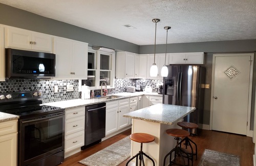 Hendersonville House | Rates reduced for remaining September nights! POOL STILL OPEN!