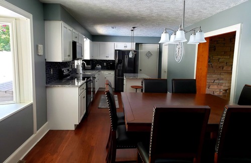 Hendersonville House | Rates reduced for remaining September nights! POOL STILL OPEN!