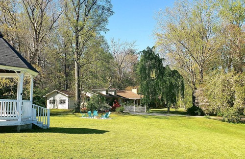 Hendersonville House | Rates reduced for remaining September nights! POOL STILL OPEN!