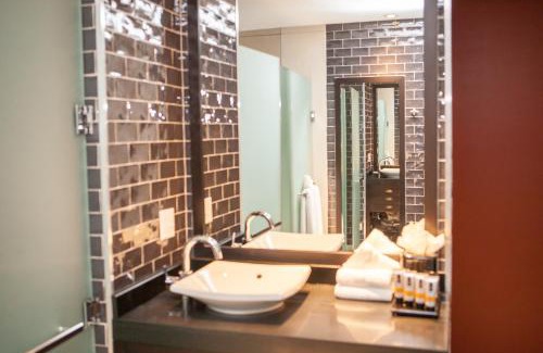 Hunters Point Hotel | Ravel Hotel Trademark Collection by Wyndham