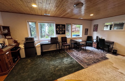 Jacoby Creek Apartment | Raven's Nest: Tranquil Forest Suite 5 min to Downtown Arcata with Redwood Views