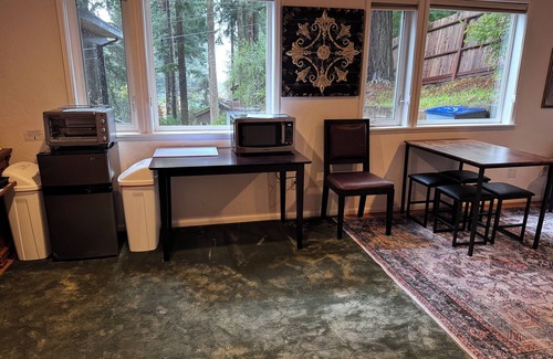 Jacoby Creek Apartment | Raven's Nest: Tranquil Forest Suite 5 min to Downtown Arcata with Redwood Views