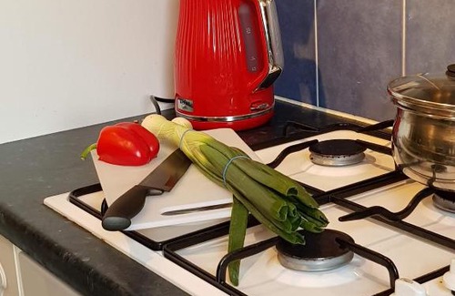 Luton House | Ravenhill House - Huku Kwetu Luton & Dunstable Spacious 4 Bedroom Detached House -Free Parking-Field View-Affordable Group Accommodation - Business Travellers