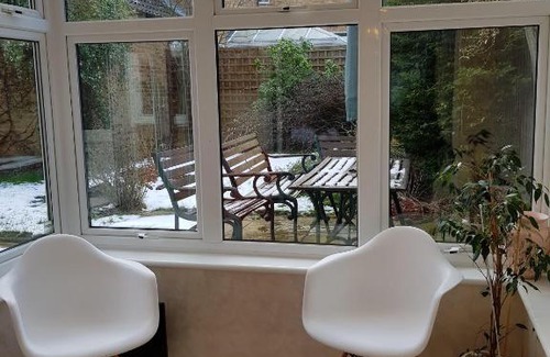 Luton House | Ravenhill House - Huku Kwetu Luton & Dunstable Spacious 4 Bedroom Detached House -Free Parking-Field View-Affordable Group Accommodation - Business Travellers