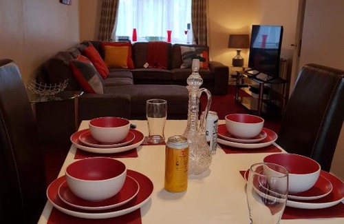 Luton House | Ravenhill House - Huku Kwetu Luton & Dunstable Spacious 4 Bedroom Detached House -Free Parking-Field View-Affordable Group Accommodation - Business Travellers