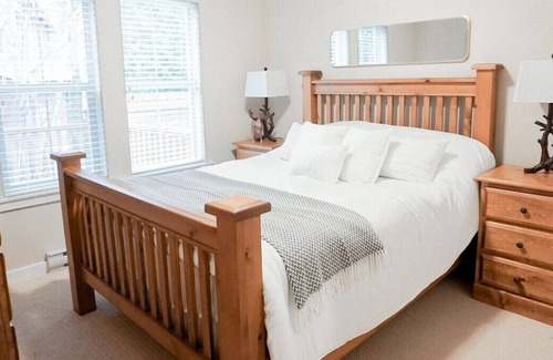 Lindell Beach Cottage | Ravenwood Cottage at Cultus with Pool & Hot Tub